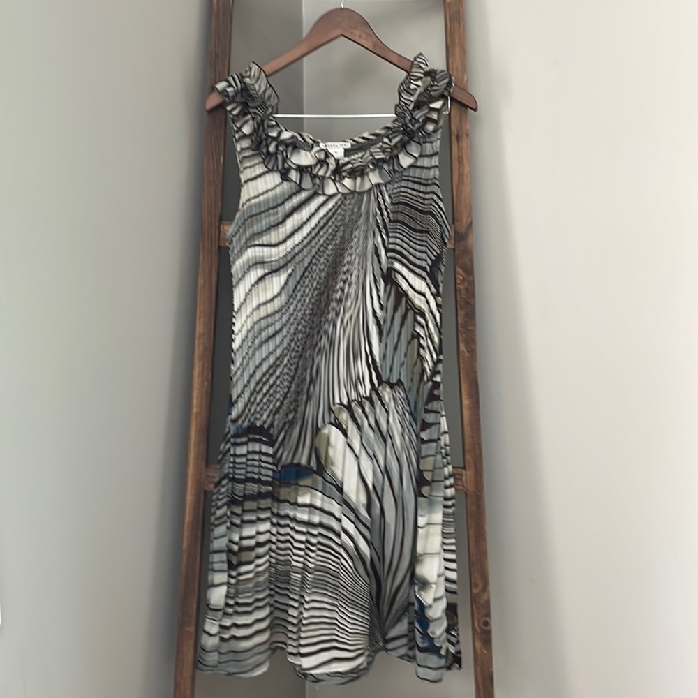 Beautiful and very flattering dress!!!